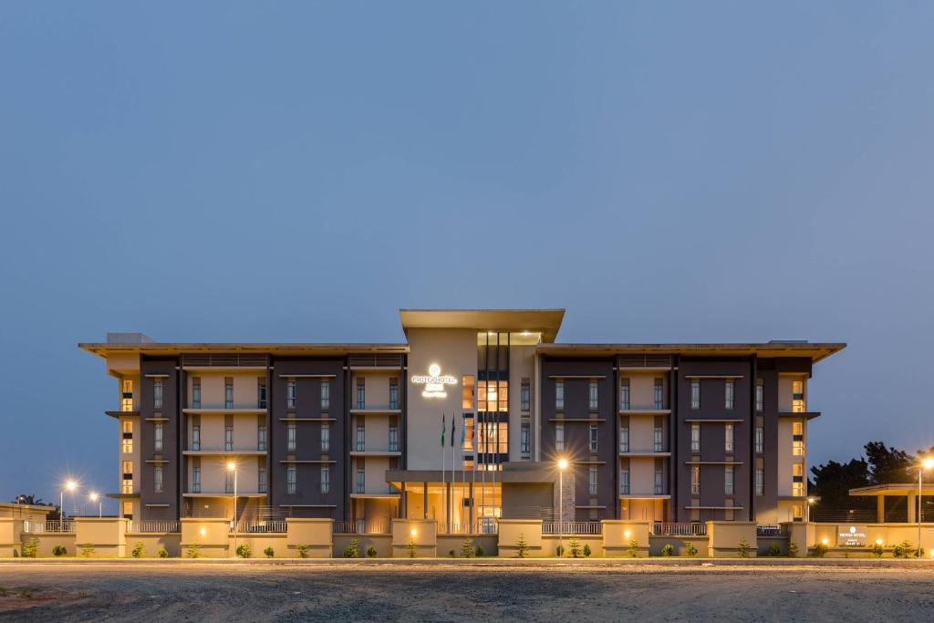 un gran edificio por la noche con luces en Protea Hotel by Marriott Owerri Select, en Owerri