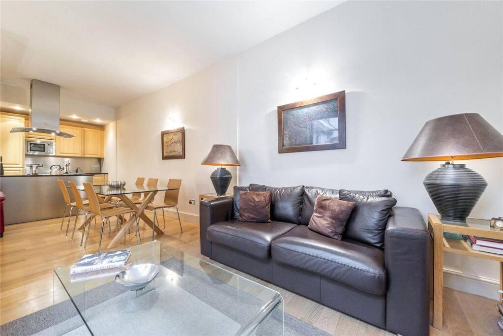 sala de estar con sofá y mesa en Luxurious serviced apt next to the City of London and Tower Bridge, en Londres