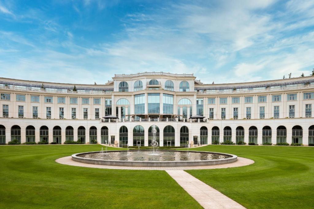 einen Außenblick auf ein großes Gebäude mit einem Brunnen in der Unterkunft Powerscourt Hotel, Autograph Collection in Enniskerry