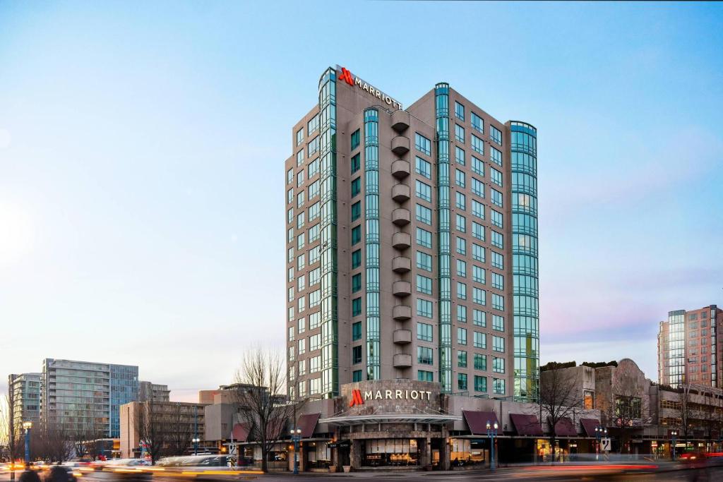 un grand bâtiment dans une ville avec des bâtiments dans l'établissement Vancouver Airport Marriott Hotel, à Richmond