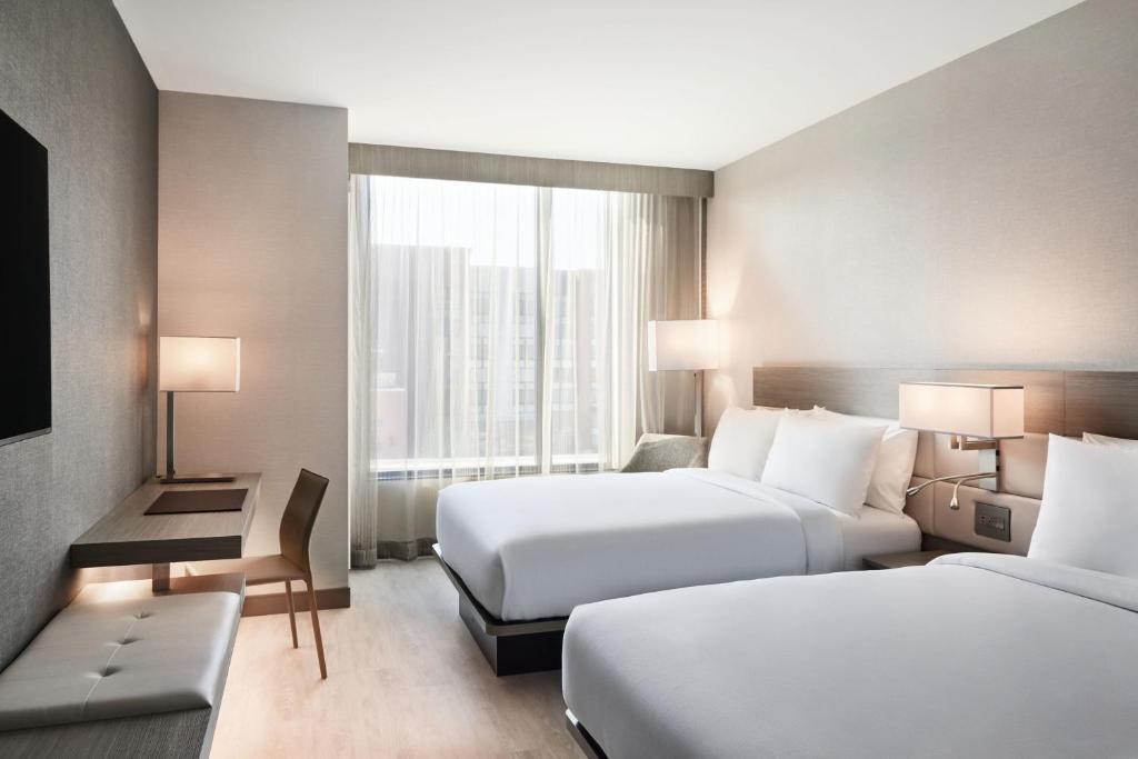 um quarto de hotel com duas camas e uma janela em AC Hotel by Marriott St Louis Chesterfield em Chesterfield