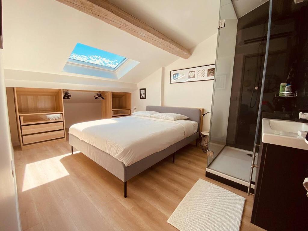 małą sypialnię z łóżkiem i umywalką w obiekcie REP4 - Loft 3 Pièces avec ascenseur privé w Cannes