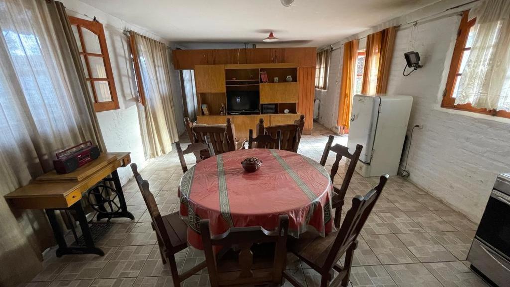 uma cozinha e sala de jantar com mesa e cadeiras em Carpe Diem em Las Heras