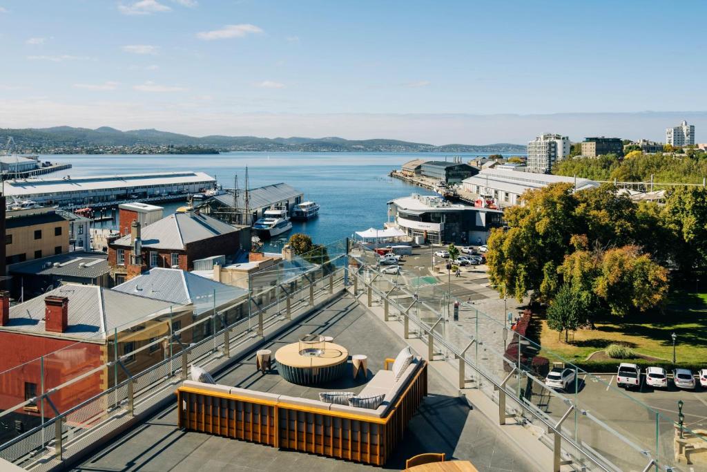The Tasman, a Luxury Collection Hotel, Hobart في هوبارت: اطلالة على مرسى به قوارب في الماء