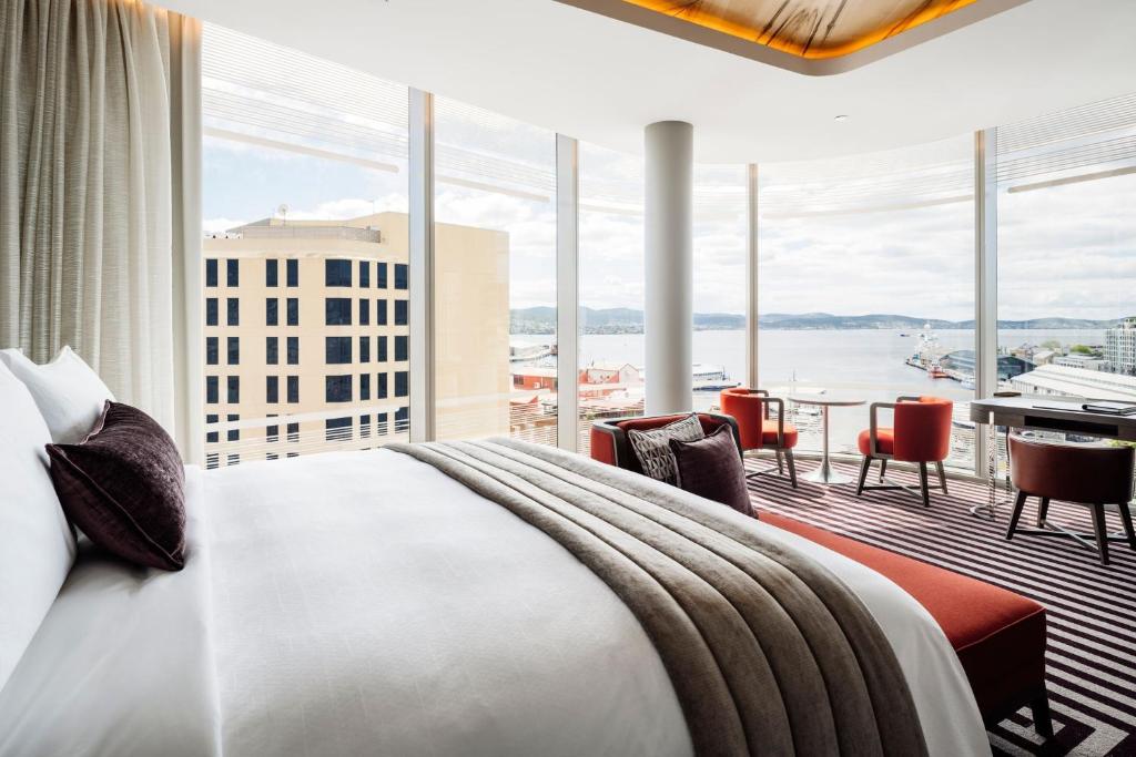 Postel nebo postele na pokoji v ubytování The Tasman, a Luxury Collection Hotel, Hobart