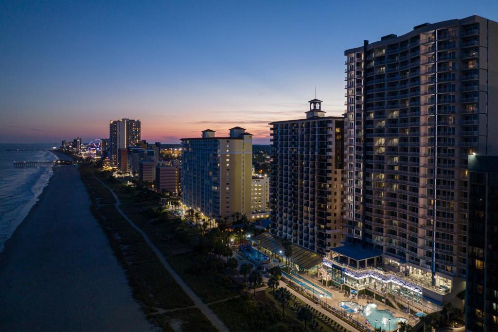 ein Blick auf eine Stadt bei Nacht mit Gebäuden in der Unterkunft SpringHill Suites by Marriott Myrtle Beach Oceanfront in Myrtle Beach