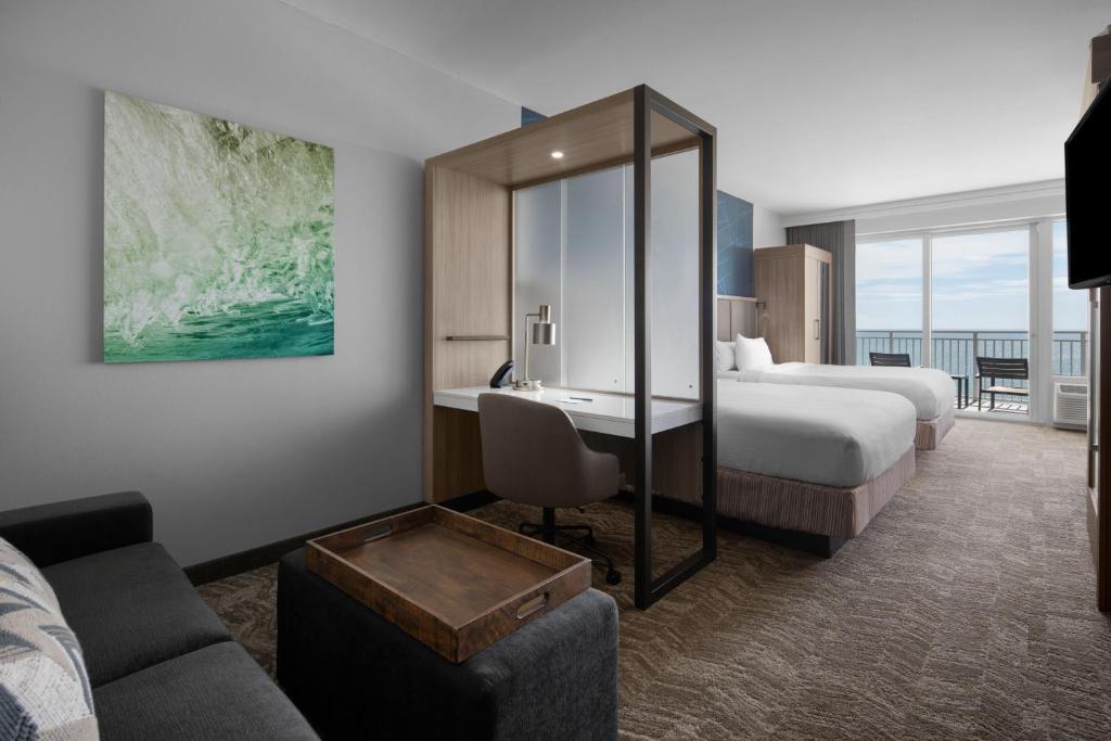Un pat sau paturi într-o cameră la SpringHill Suites by Marriott Myrtle Beach Oceanfront