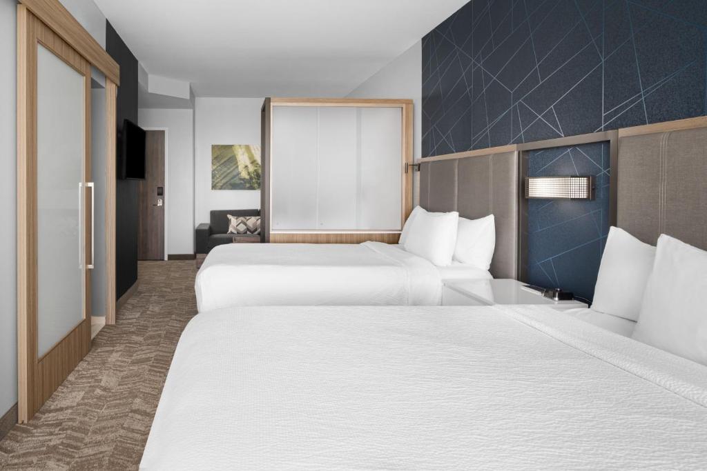 Ein Bett oder Betten in einem Zimmer der Unterkunft SpringHill Suites by Marriott Myrtle Beach Oceanfront