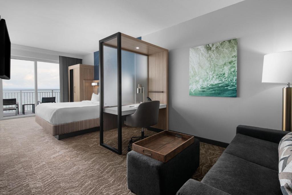 Ein Bett oder Betten in einem Zimmer der Unterkunft SpringHill Suites by Marriott Myrtle Beach Oceanfront