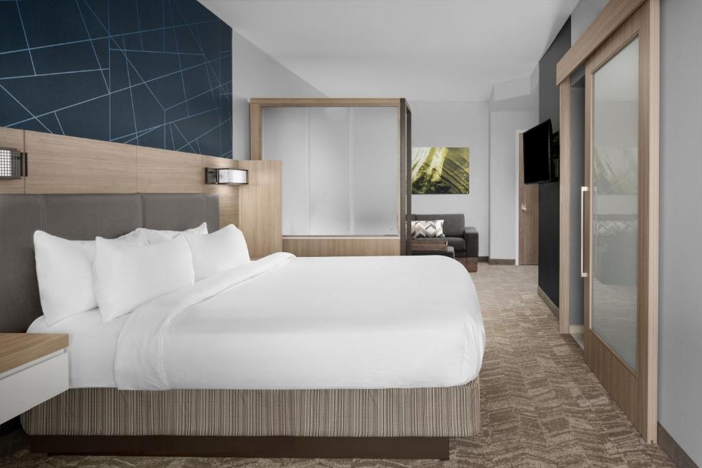 Ein Bett oder Betten in einem Zimmer der Unterkunft SpringHill Suites by Marriott Myrtle Beach Oceanfront