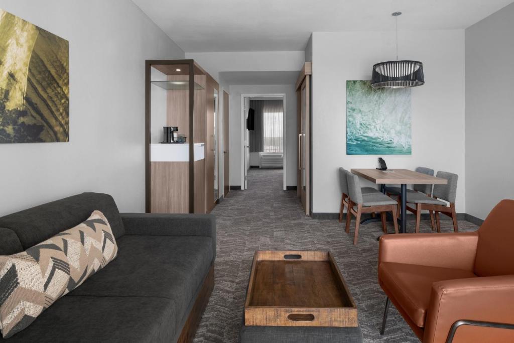 Ein Sitzbereich in der Unterkunft SpringHill Suites by Marriott Myrtle Beach Oceanfront
