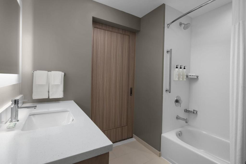 Ein Badezimmer in der Unterkunft SpringHill Suites by Marriott Myrtle Beach Oceanfront