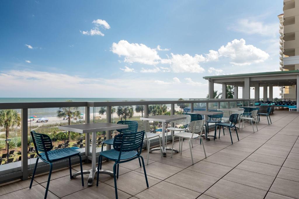 Un balcon sau o terasă la SpringHill Suites by Marriott Myrtle Beach Oceanfront