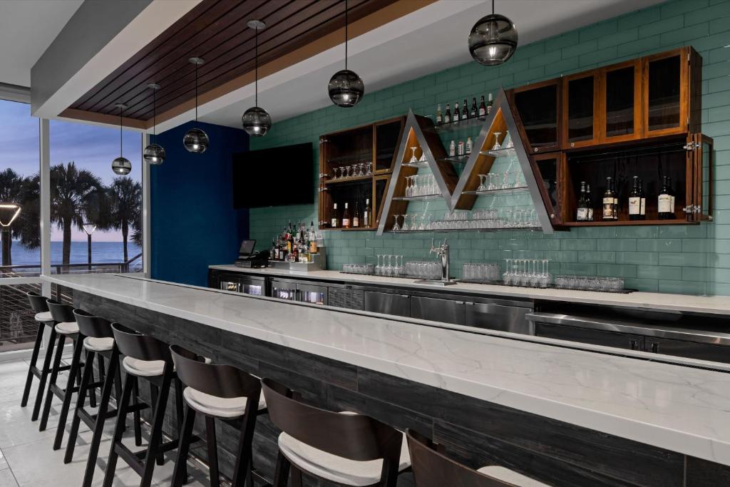 Zona de lounge sau bar la SpringHill Suites by Marriott Myrtle Beach Oceanfront