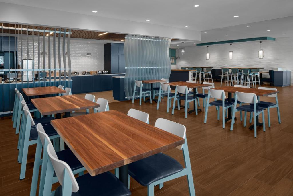 Un restaurant sau alt loc unde se poate mânca la SpringHill Suites by Marriott Myrtle Beach Oceanfront
