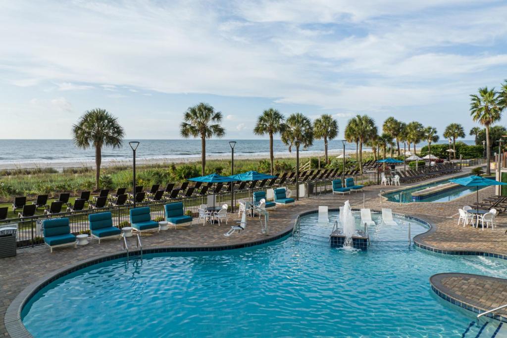 Piscina de la sau aproape de SpringHill Suites by Marriott Myrtle Beach Oceanfront