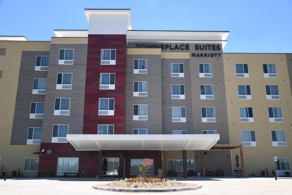 una representación de la entrada a un hotel en TownePlace Suites Kansas City At Briarcliff en Kansas City