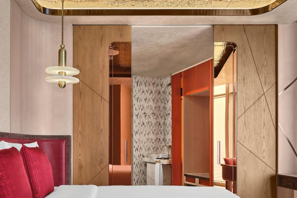 Ein Bett oder Betten in einem Zimmer der Unterkunft W Dubai - Mina Seyahi