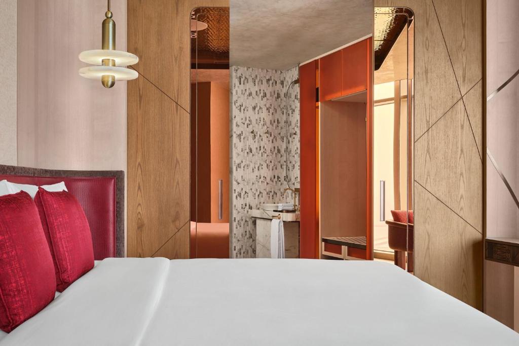 Ein Bett oder Betten in einem Zimmer der Unterkunft W Dubai - Mina Seyahi