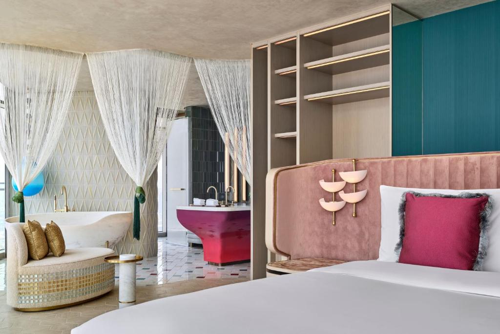 Ein Bett oder Betten in einem Zimmer der Unterkunft W Dubai - Mina Seyahi