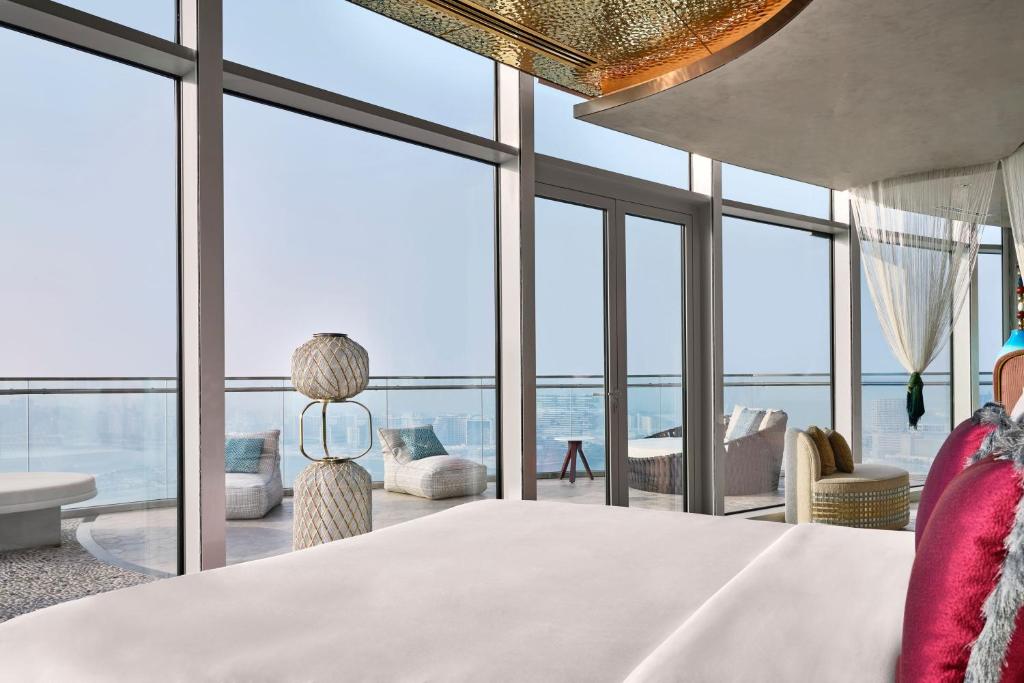 Ein Bett oder Betten in einem Zimmer der Unterkunft W Dubai - Mina Seyahi