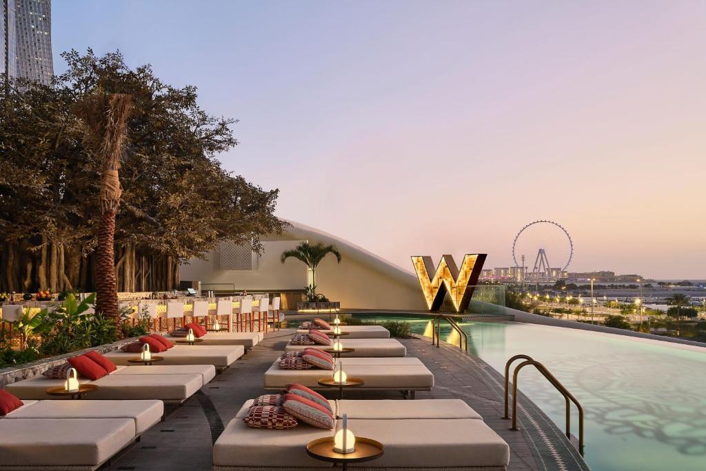 Der Swimmingpool an oder in der Nähe von W Dubai - Mina Seyahi