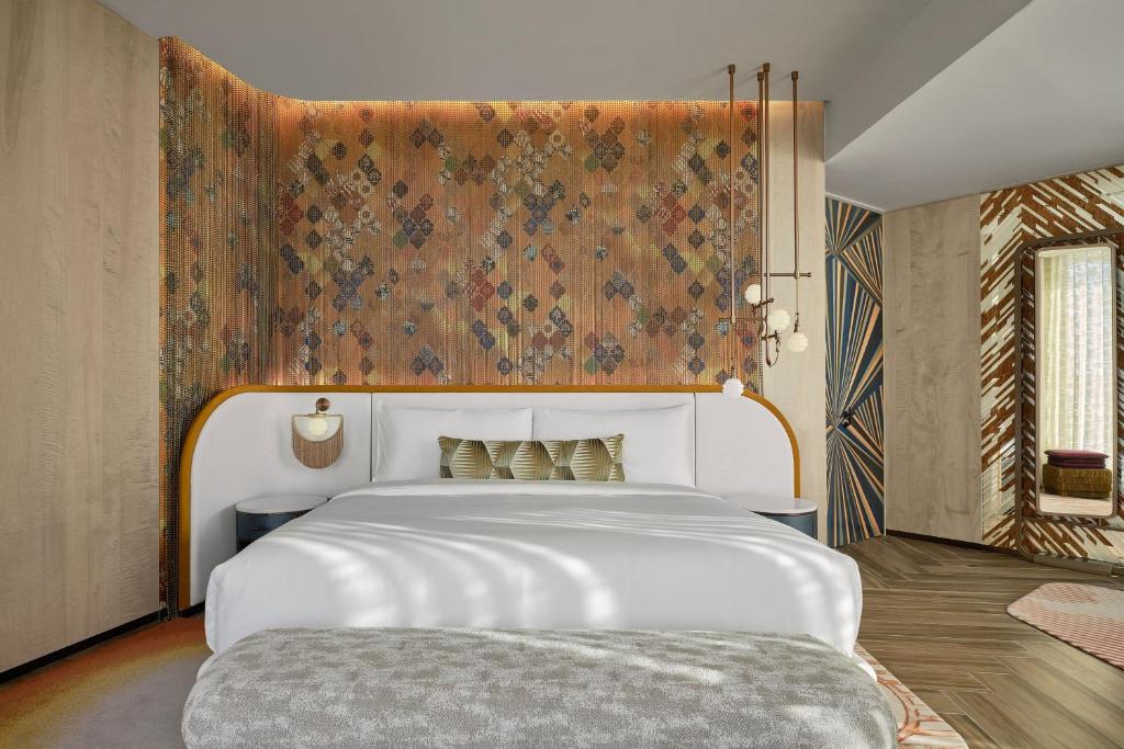 Ein Bett oder Betten in einem Zimmer der Unterkunft W Dubai - Mina Seyahi