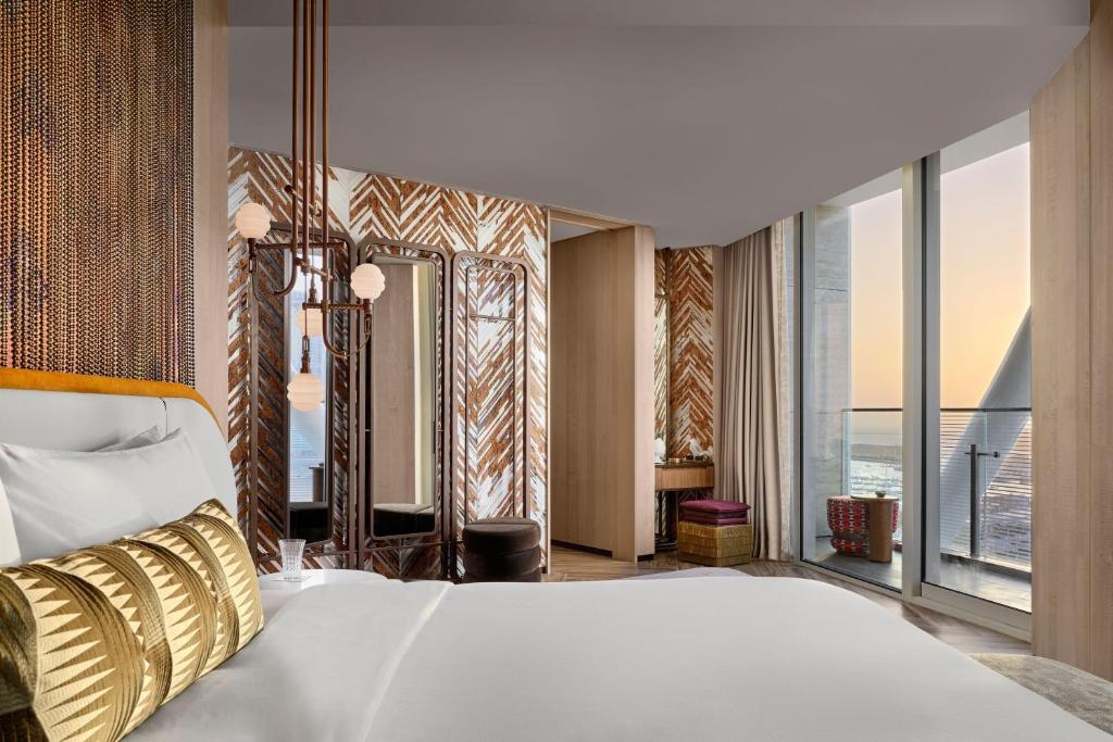 Ein Bett oder Betten in einem Zimmer der Unterkunft W Dubai - Mina Seyahi