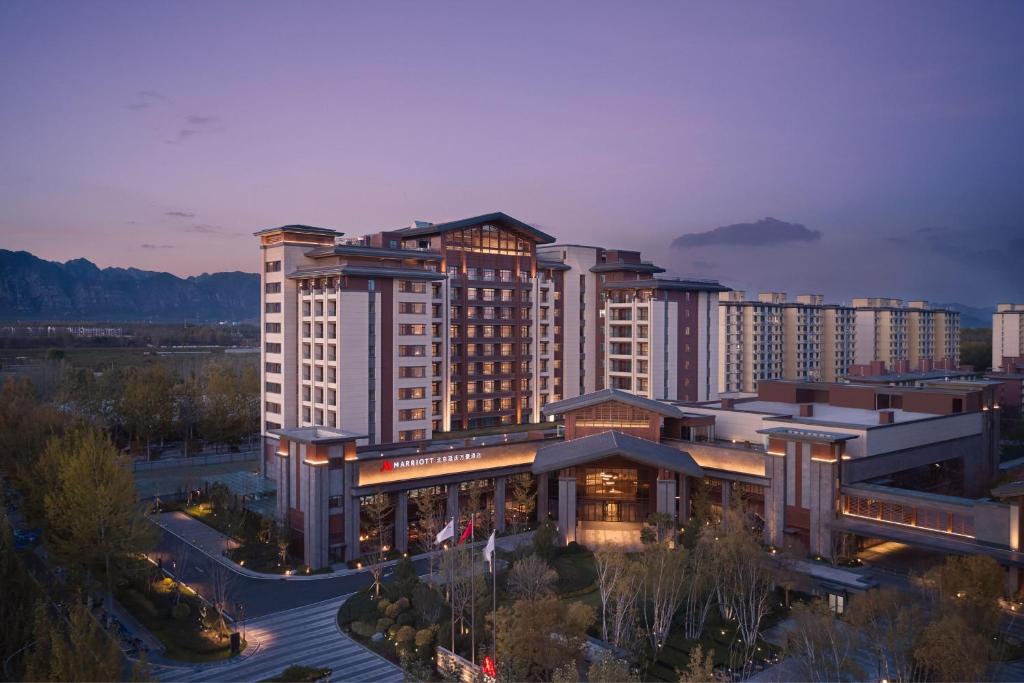 eine Luftansicht eines Hotels mit einem Gebäude in der Unterkunft Beijing Marriott Hotel Yanqing in Yanqing
