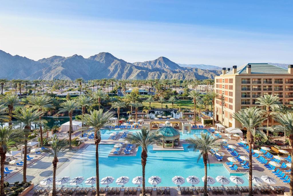 Vaizdas į baseiną apgyvendinimo įstaigoje Renaissance Esmeralda Resort & Spa, Indian Wells arba netoliese