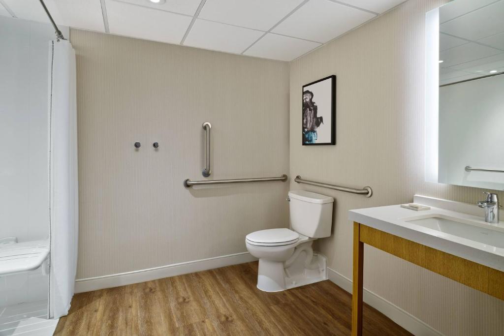 Delta Hotels by Marriott Muskegon Convention Center photo