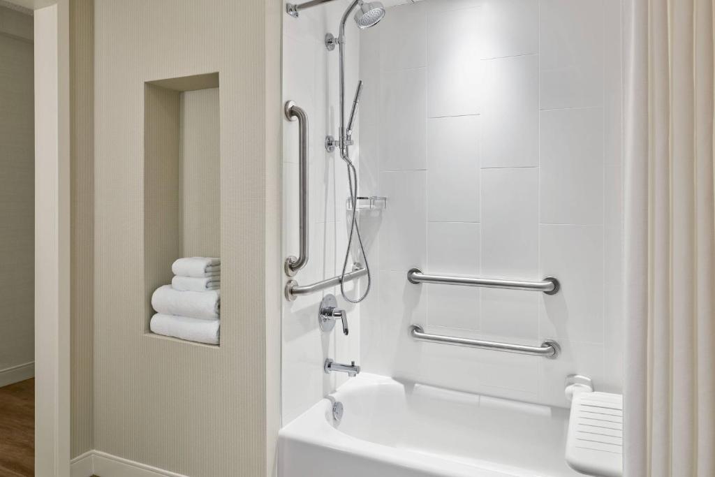 Delta Hotels by Marriott Muskegon Convention Center photo