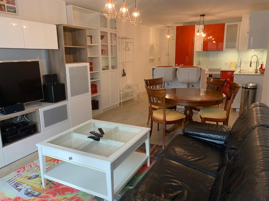 uma sala de estar com uma mesa e uma sala de jantar em Bel appartement de 65 m2 em Saint-Denis