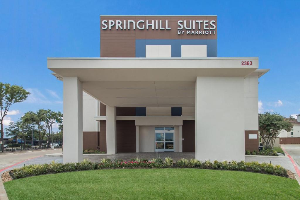 un montage d'une suite springhill par un bâtiment de maroquinerie dans l'établissement SpringHill Suites by Marriott Dallas NW Highway at Stemmons / I-35East, à Dallas