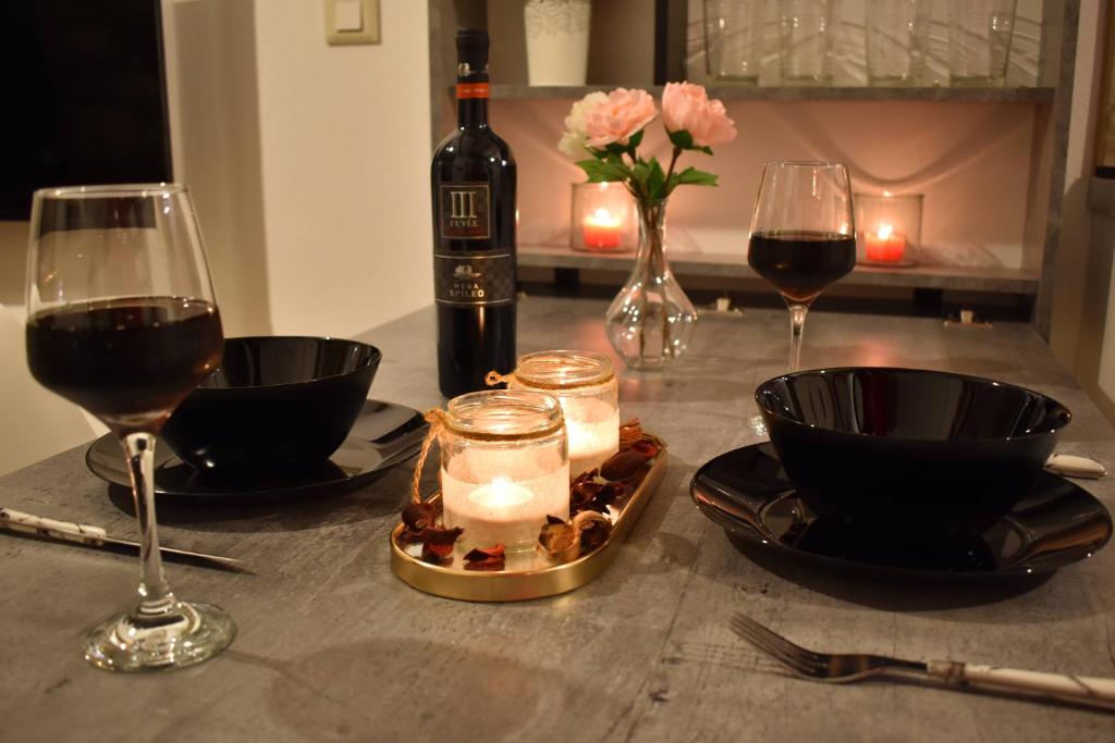 una mesa con dos copas de vino y una botella de vino en MaGiCo Loft en Kalavárda