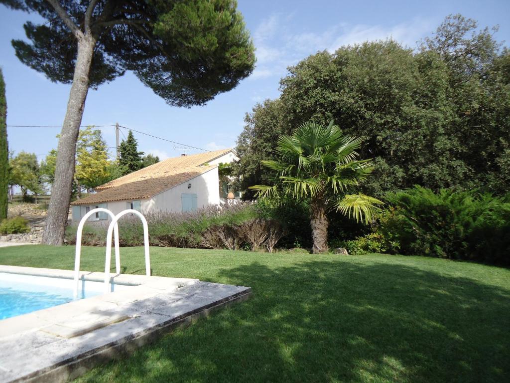 une cour avec une piscine et une maison dans l'établissement La Tangana, à Rognes