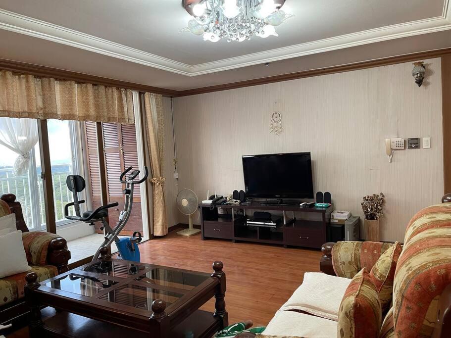 - un salon avec un canapé et une télévision dans l'établissement 3 Bedroom Condo Unit With View, à Baguio