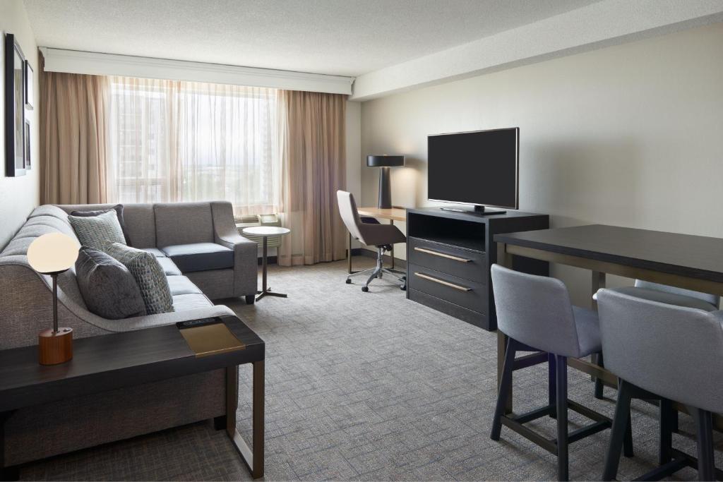 TV a/nebo společenská místnost v ubytování Residence Inn by Marriott London Canada