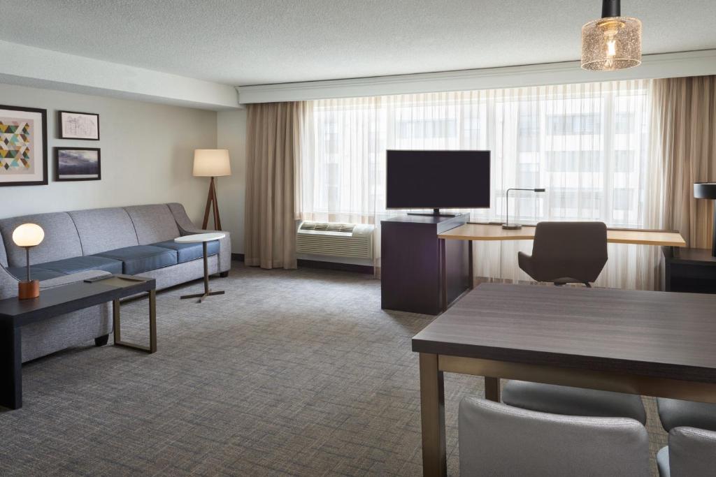 TV a/nebo společenská místnost v ubytování Residence Inn by Marriott London Canada