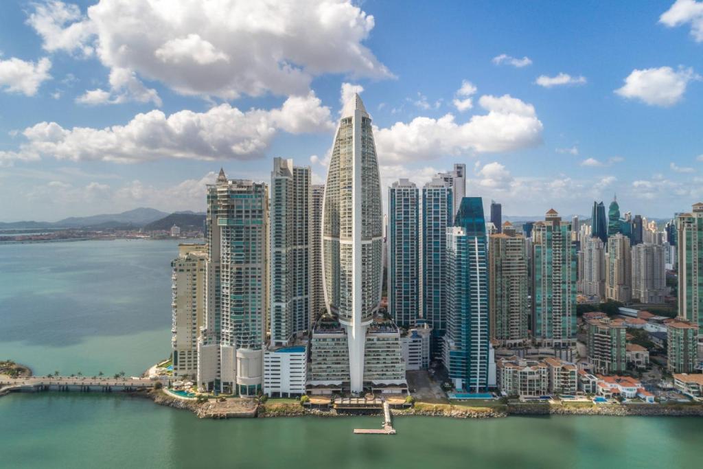 een luchtzicht op een stad met hoge gebouwen bij JW Marriott Panama in Panama-Stad