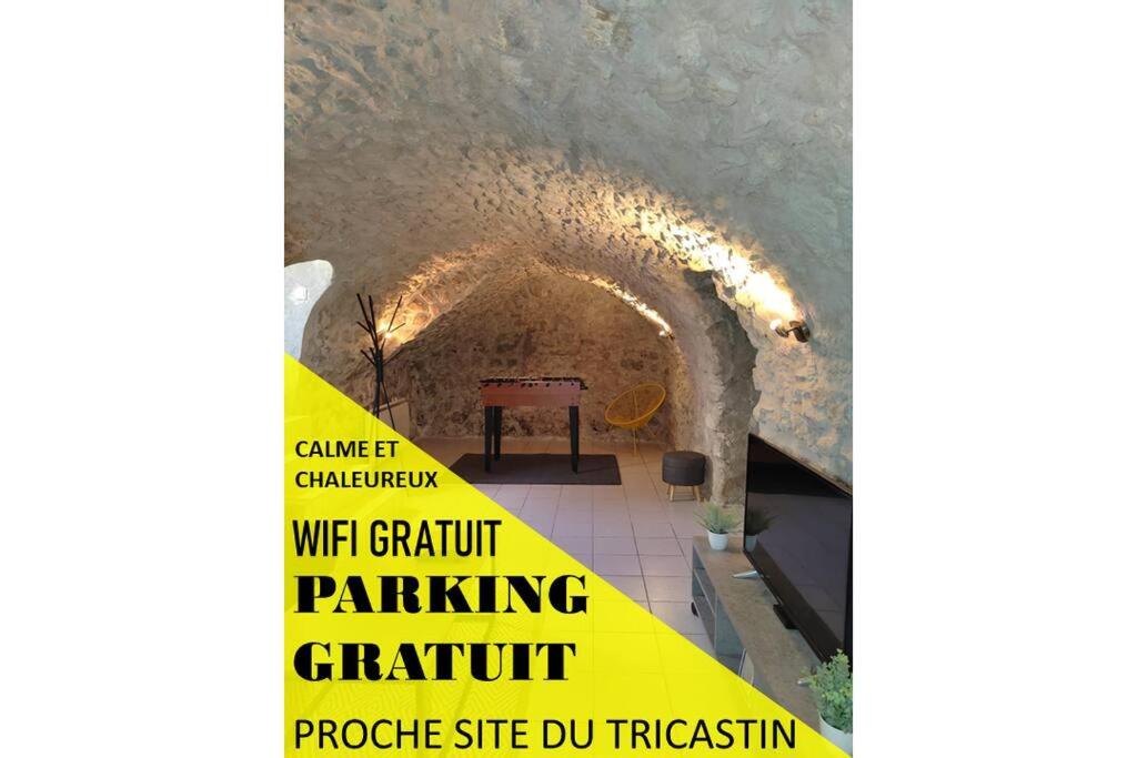 d'un tunnel avec un panneau indiquant le parking avec rampe de connexion Wi-Fi dans l'établissement T2 la Voute Gontardaise, à Les Granges-Gontardes