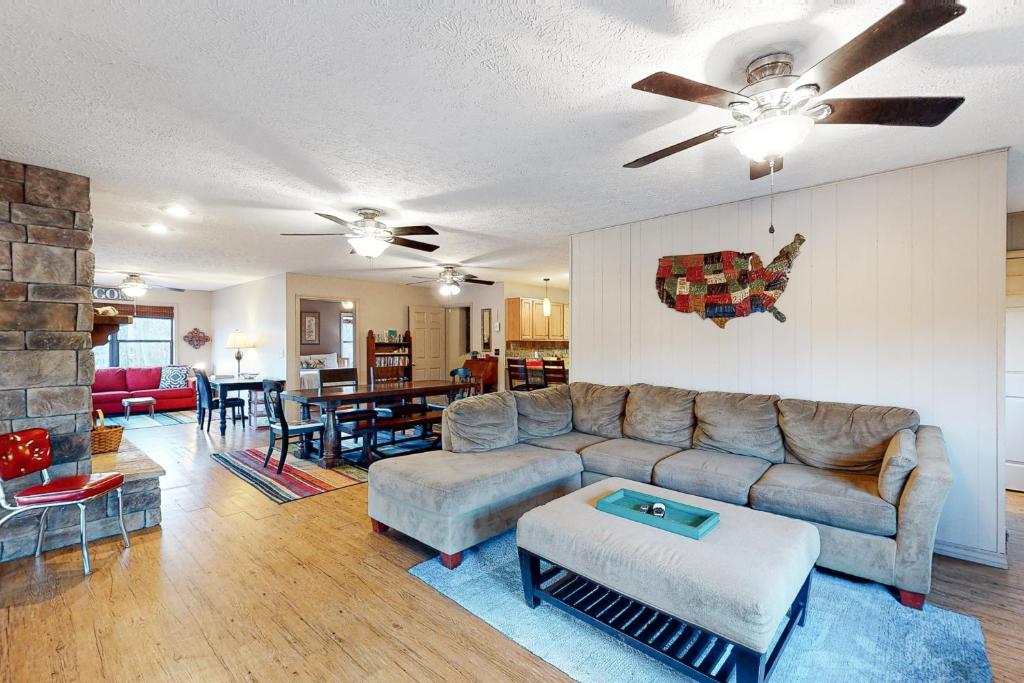 Χώρος καθιστικού στο Lone Star Lake House