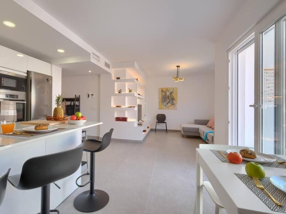 eine Küche und ein Wohnzimmer mit einem Tisch und Stühlen in der Unterkunft Bonito apartamento 2 minutos de la playa in Fuengirola