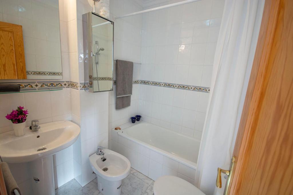 Koupelna v ubytování Apartamento la vista, Frigiliana 2 bedroom apartment with amazing views, pool and free private parking HansOnHoliday Rentals