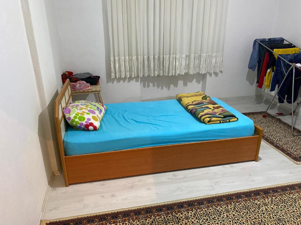 - une chambre avec un lit doté de draps bleus et une fenêtre dans l'établissement Private Room in Istanbul #98, à Arnavutköy