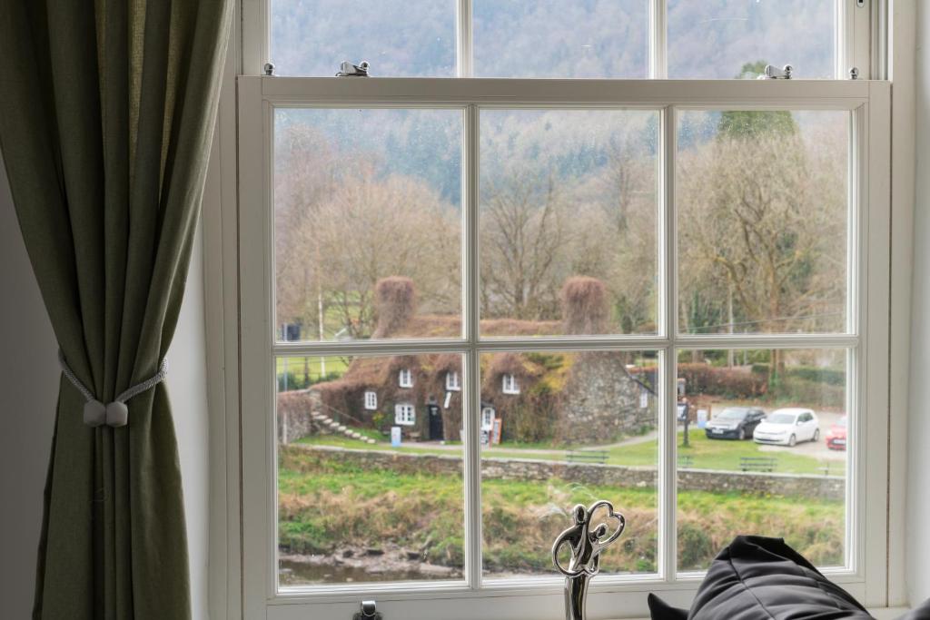 una grande finestra con vista su un cortile di Glan Conwy House One and Two Bedroom Apartments a Llanrwst