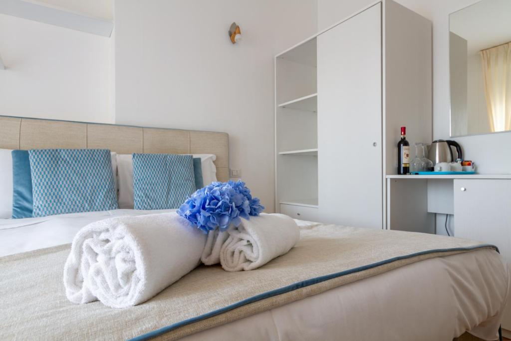 A bed or beds in a room at B&B Home Flowers Milano