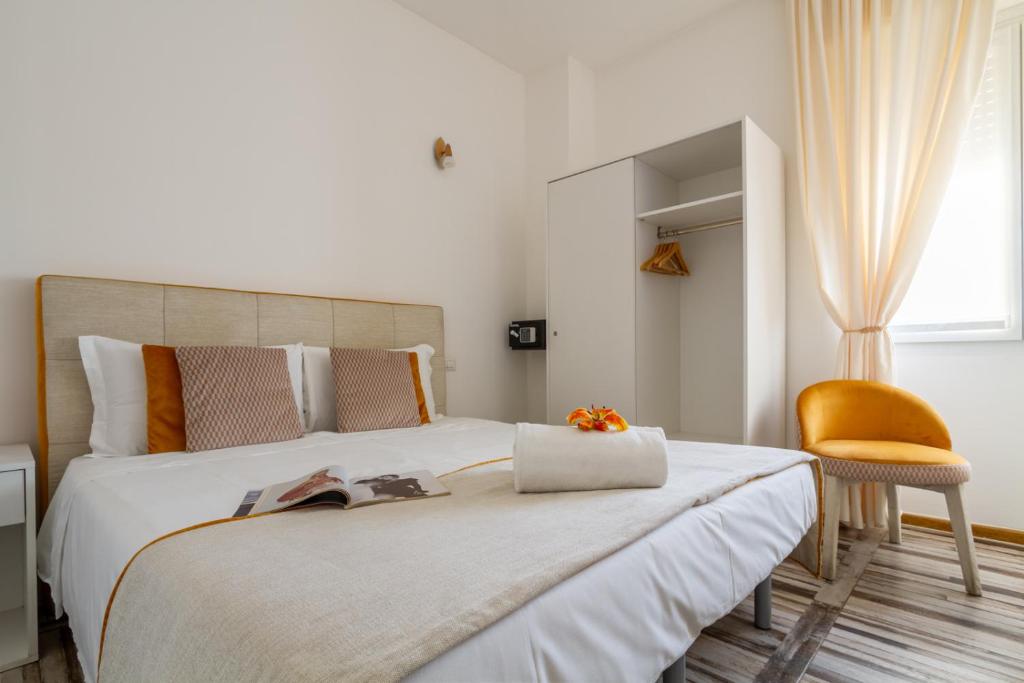 um quarto com uma cama com uma cadeira e uma janela em B&B Home Flowers Milano em Milão