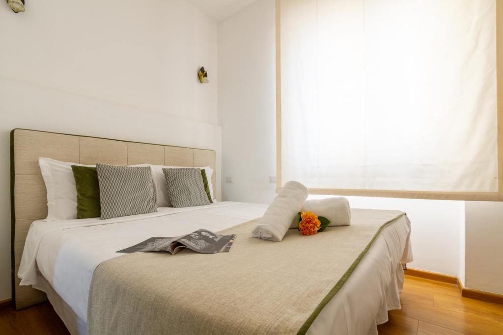 A bed or beds in a room at B&B Home Flowers Milano