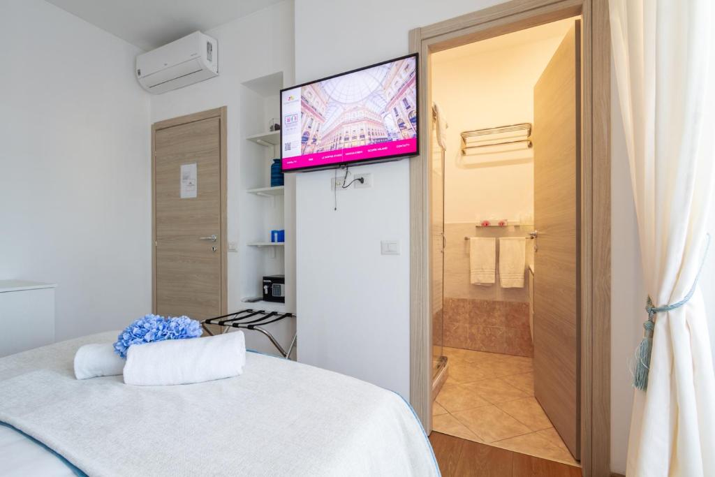 A bed or beds in a room at B&B Home Flowers Milano